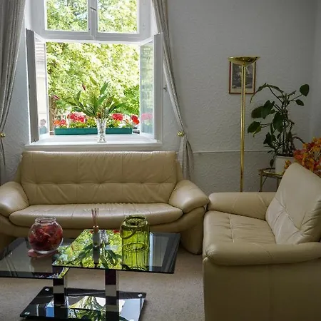 Cafe Alice & Gmbh Hostel *