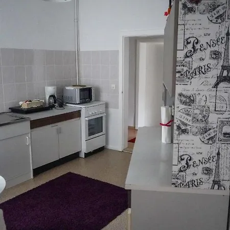 Cafe Alice & Gmbh Hostel *