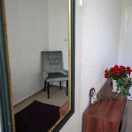 Cafe Alice & Gmbh Hostel *