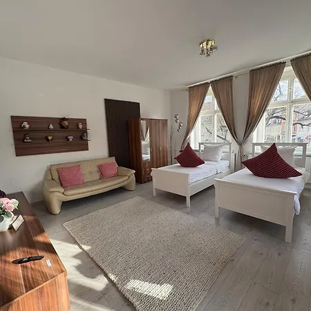 Cafe Alice & Gmbh 旅馆 *