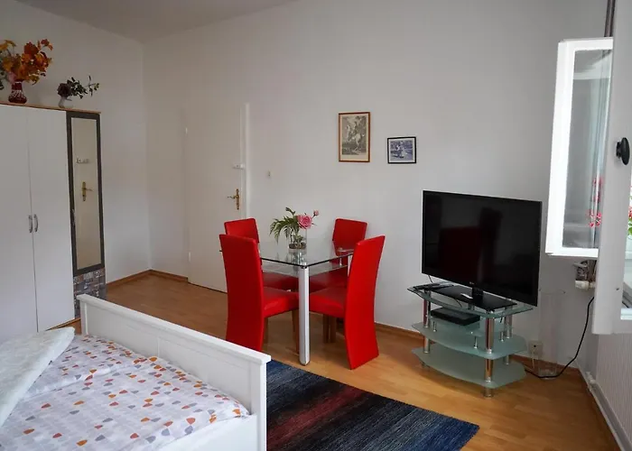 Hostel Cafe Alice & Gmbh *