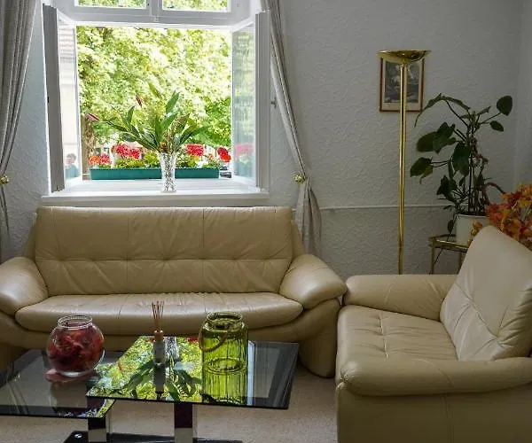 Cafe Alice & Gmbh Hostel *