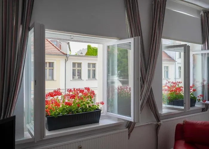 Hostel Cafe Alice & Gmbh *