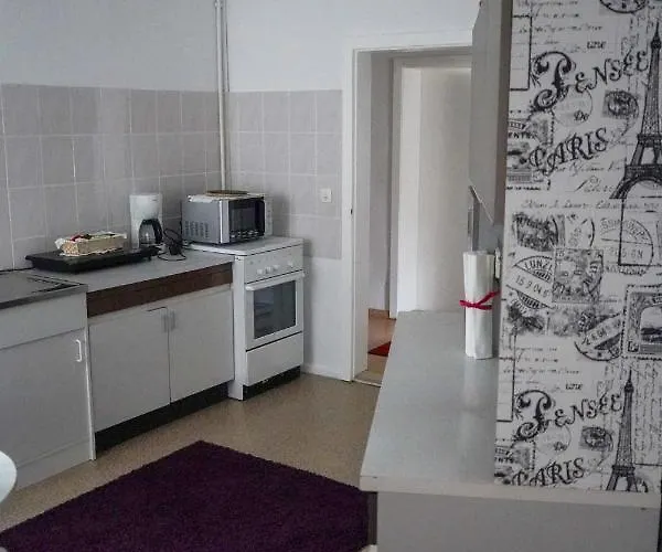 Cafe Alice & Gmbh Hostel *