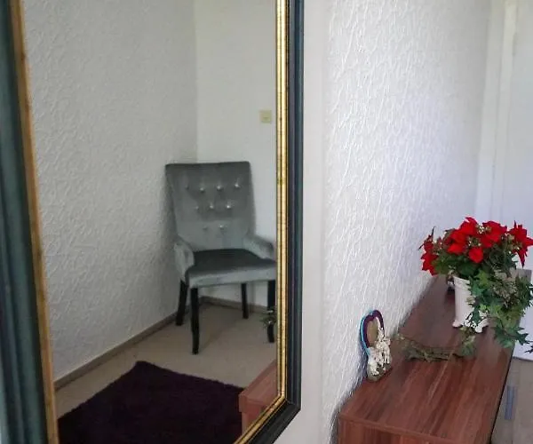 Cafe Alice & Gmbh Vandrarhem *