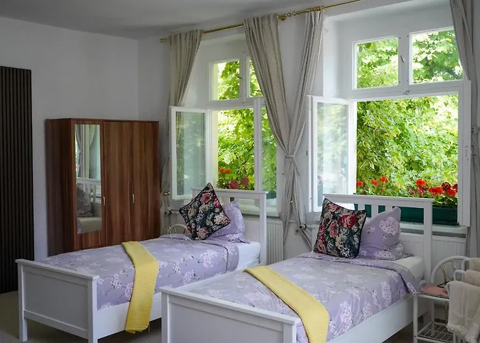 Cafe Alice & Gmbh Hostel