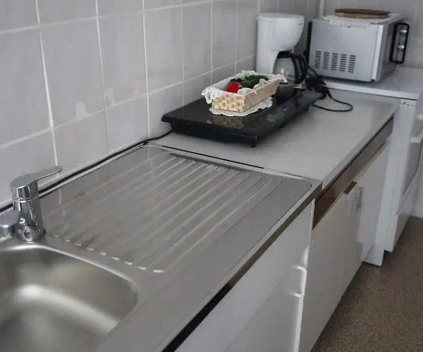 Cafe Alice & Gmbh 旅馆 *