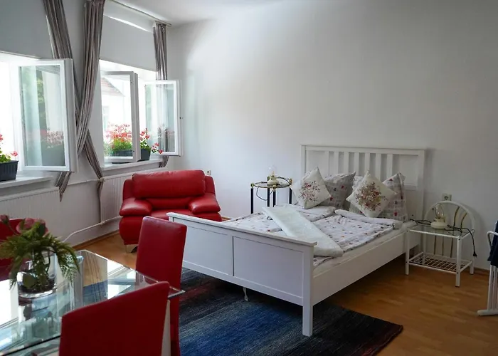 Hostel Cafe Alice & Gmbh *