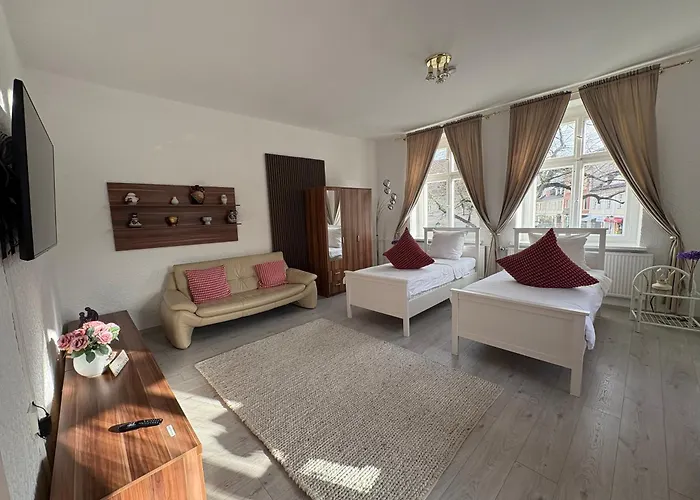 Cafe Alice & Gmbh 旅馆 *